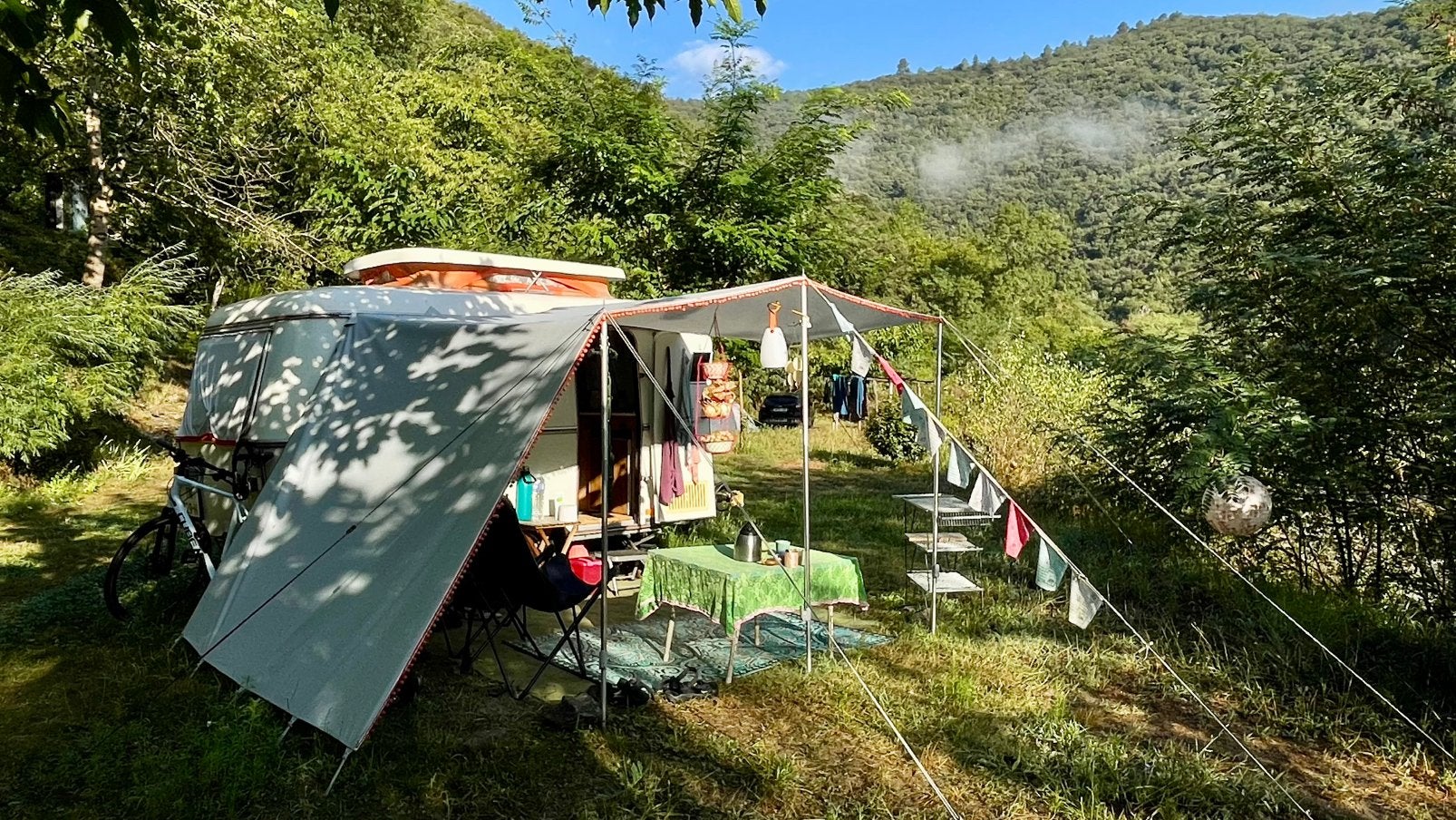 Vintage Eriba Pan 1977 caravan met hefdak en luifel, Rondzit, Dwarsbed, Particulier, 500 - 750 kg