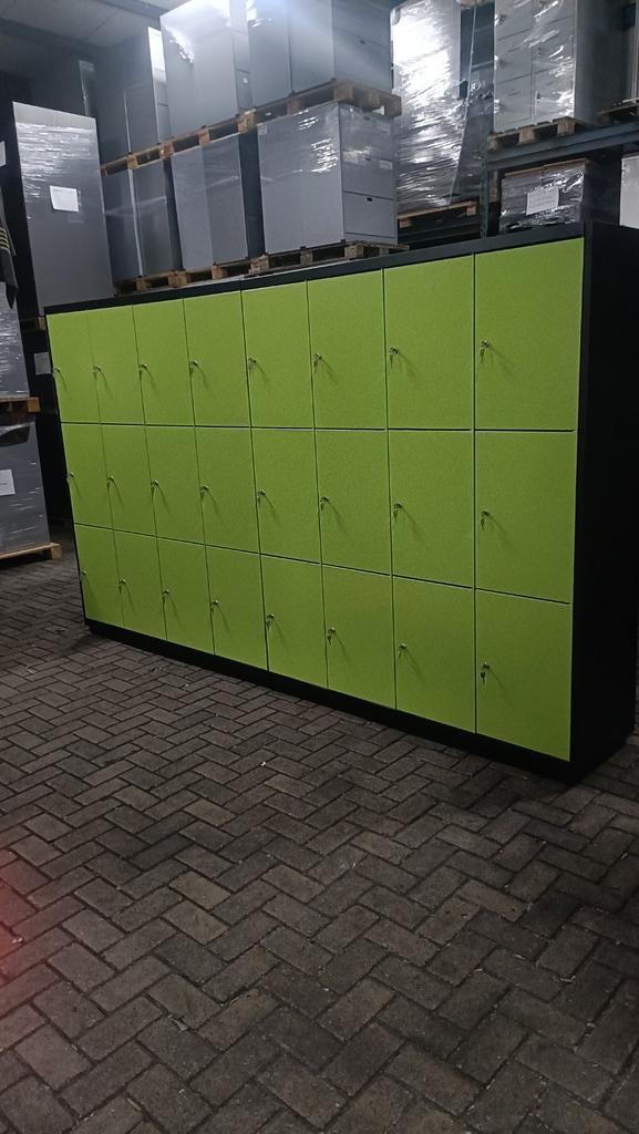 In nieuwstaat!! 24 deurs metalen roldeurkast /kluisjes kast, R, Ophalen of Verzenden, Zo goed als nieuw, 24 deurs stevige metalen lockerkast