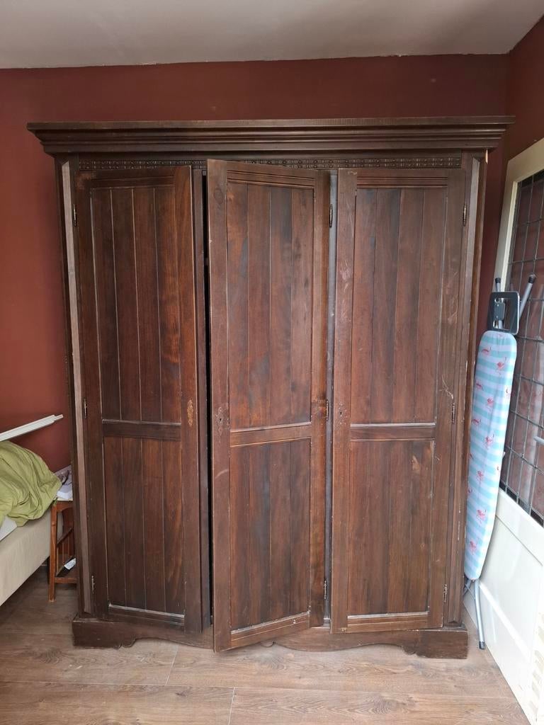 Houten kledingkast met drie deuren en legplanken, Antiek en Kunst, Ophalen