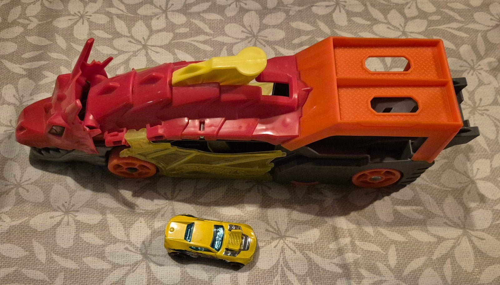 Hot Wheels City Dragon Launch Transporter met auto, Ophalen of Verzenden, Gebruikt