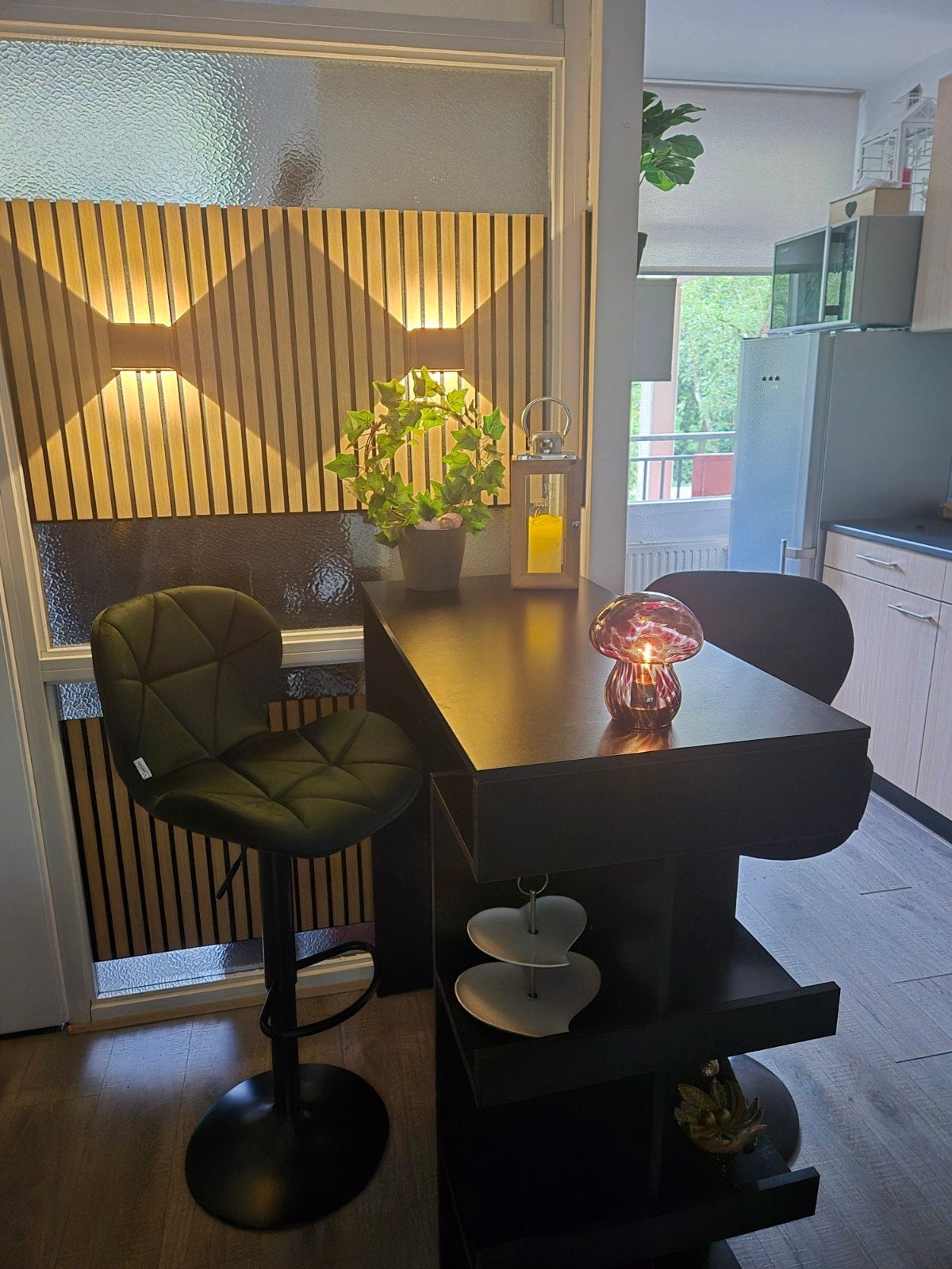 Bartafel met verstelbare stoelen, 2 krukken, Ophalen, Zo goed als nieuw, 60 tot 90 cm