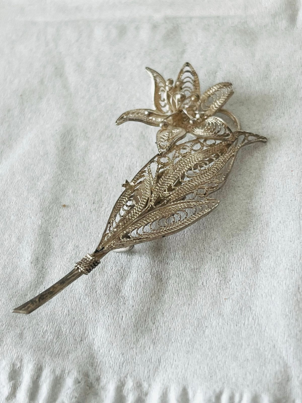 Zilveren filigrain broche in bloemmotief, gekeurd zilver, Verzenden, Gebruikt, 4 tot 7 cm, Zilver
