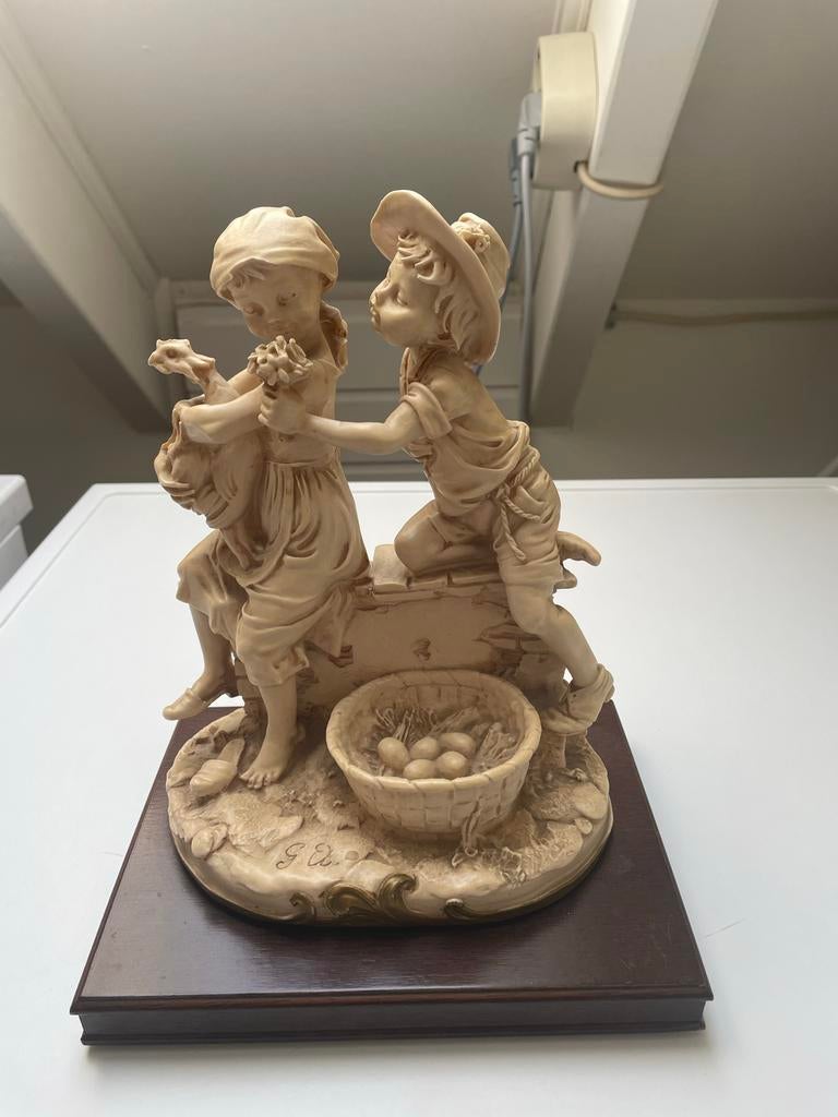 Vintage Beeldje: Kinderen met Mandje en Eieren, Antiek en Kunst, Kunst | Beelden en Houtsnijwerken, Ophalen, Groep mensen, Beeld