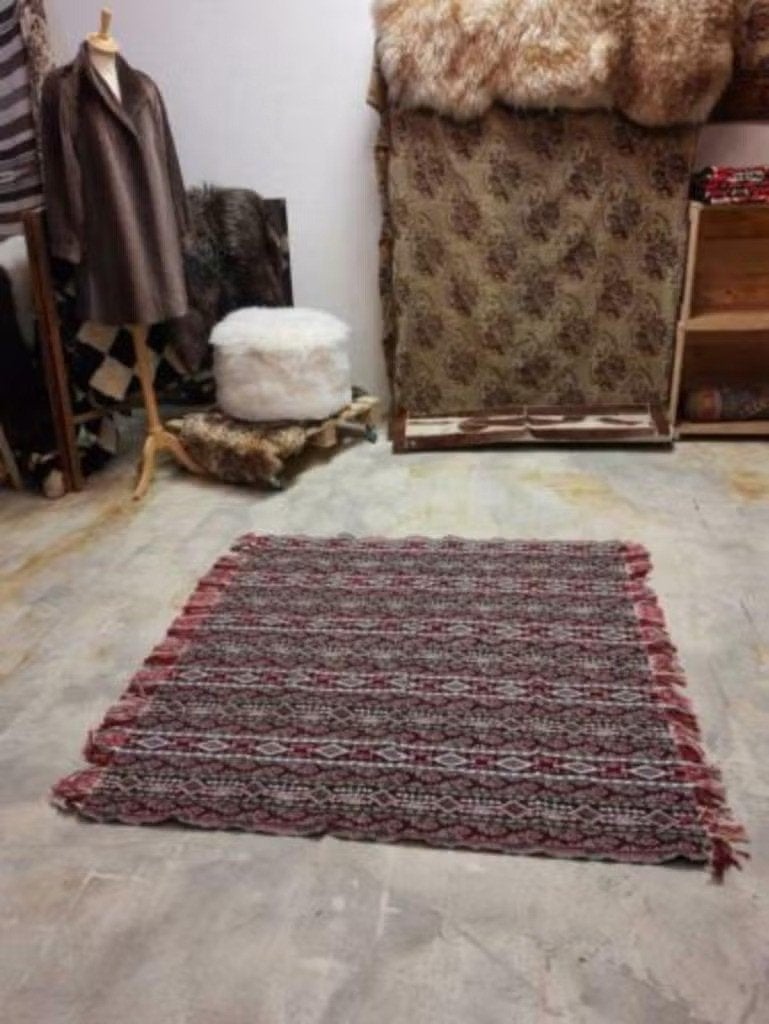 Kleed tafelkleed bordeaux rood grijs tweezijdig franje, Djt@dejuistetoon.eu, Ophalen of Verzenden, Zo goed als nieuw, Mon Plaisir 19, Etten-Leur, Netherlands