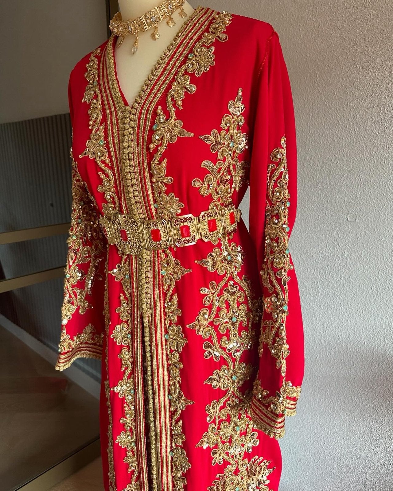 Prachtige rode Marokkaanse Kaftan met gouden borduursels, Kleding | Dames, Overige typen, Zo goed als nieuw, Rood, Ophalen