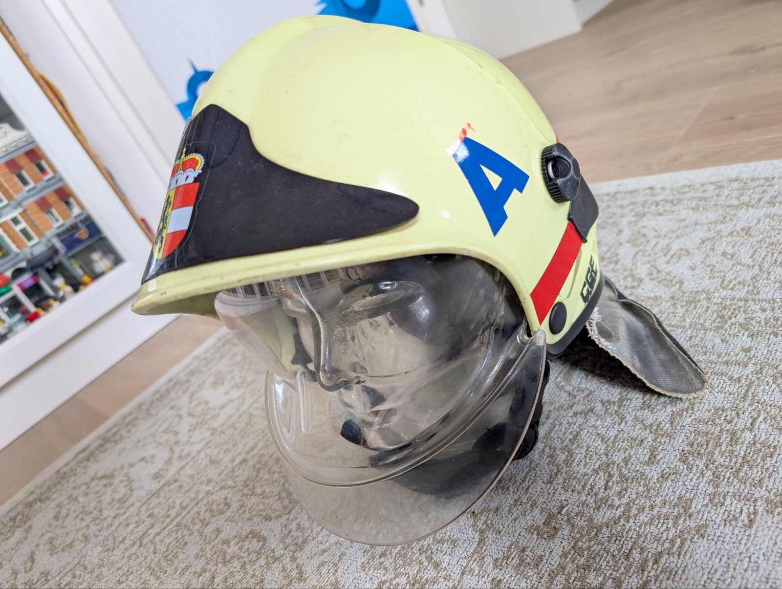 Brandweerhelm met vizier - Gebruikt, Ophalen of Verzenden, Landmacht, Nederland, Helm of Baret