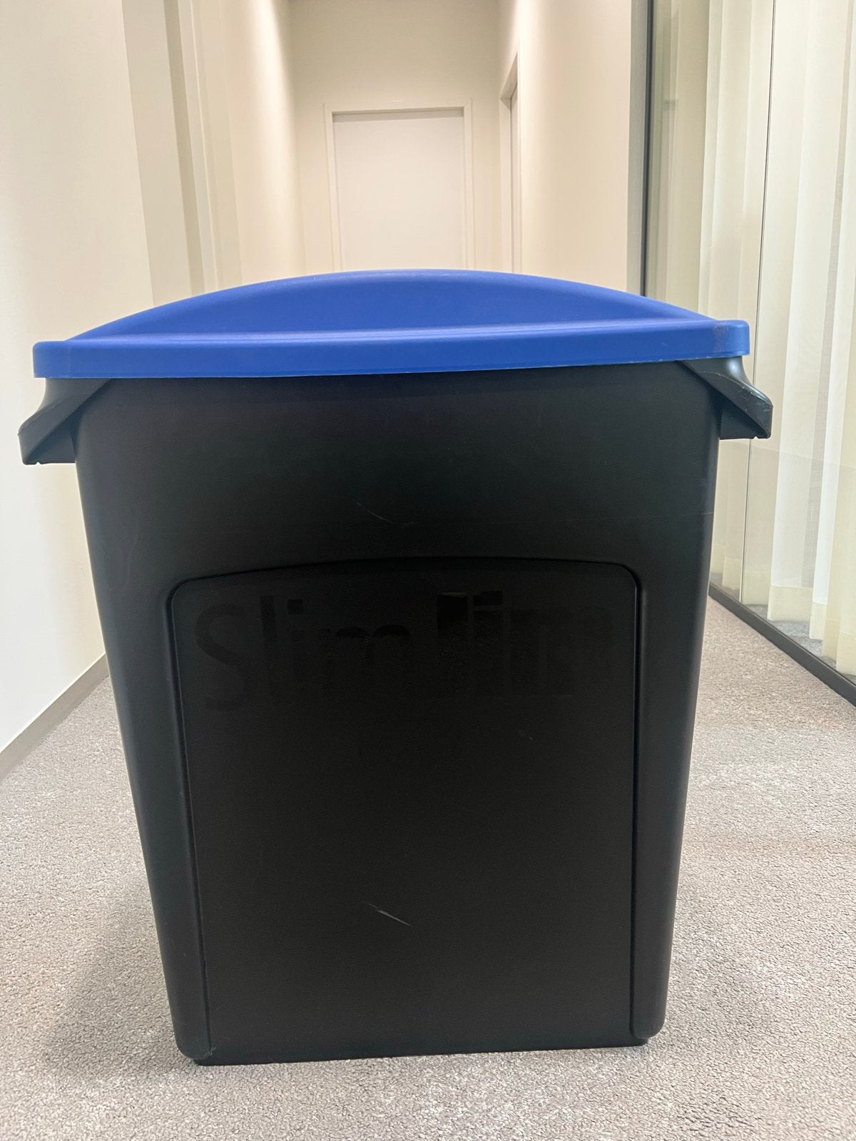 Rubbermaid Slim Jim afvalbak met blauw deksel, Ophalen, Kunststof, Gebruikt, 40 liter of meer