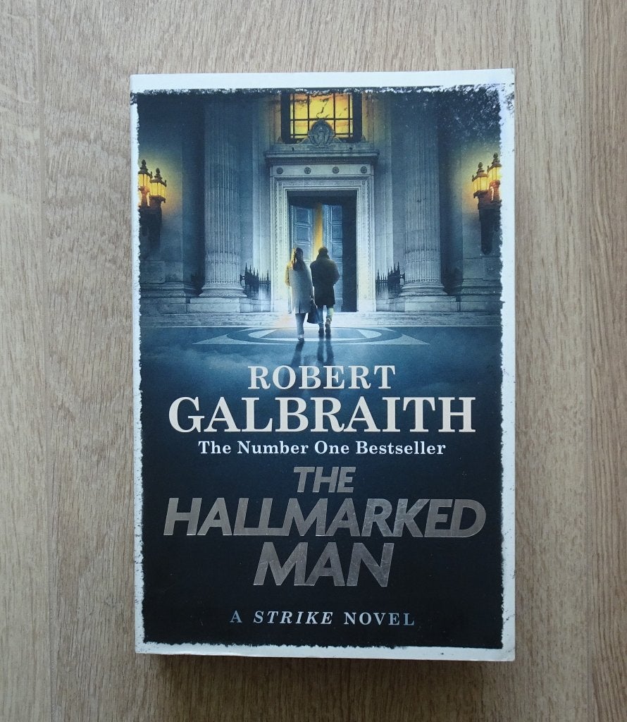 Robert Galbraith - The Hallmarked Man - Cormoran Strike 8, Boeken, Thrillers, Zo goed als nieuw, Europa overig, Ophalen