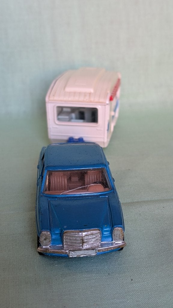 Vintage Corgi GS 24 Mercedes-Benz 240D en toercaravan, Ophalen of Verzenden, Gebruikt, Overige typen, Corgi