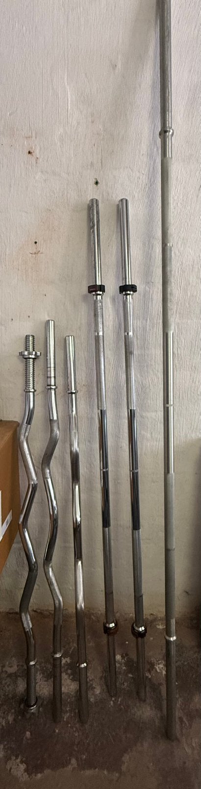 €80 voor 6 Stangen 28mm barbell , ez curl, Sport en Fitness, Fitnessmaterialen, Ophalen, Halterstangen