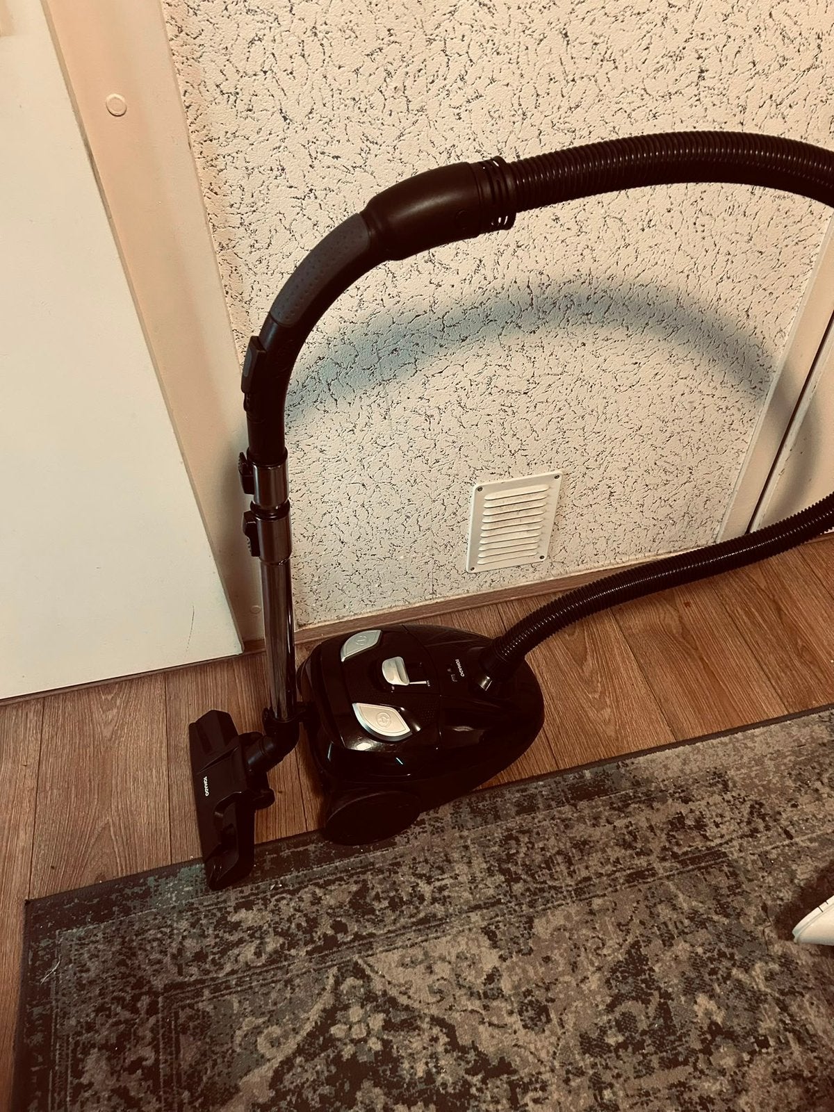 Goedewerkende Tomado stofzuiger, Ophalen, Zo goed als nieuw, Stofzak, Minder dan 1200 watt
