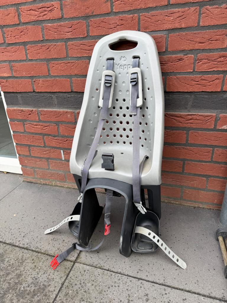 Yepp Achterzitje Fietsstoeltje - Grijs, Fietsen en Brommers, Fietsaccessoires | Fietsstoeltjes, Zo goed als nieuw, Achterzitje