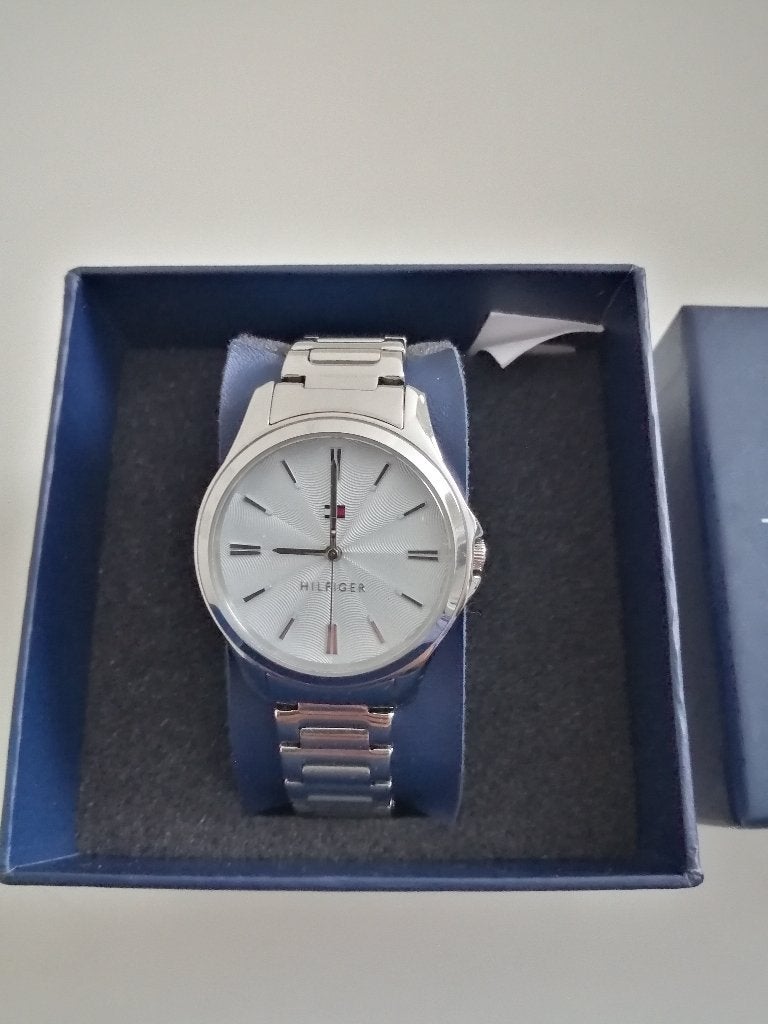 MOET NU WEG!!! NIEUWE IN DOOS TOMMY HILFIGER STEEL HORLOGE, Overige merken, Staal, Staal, Polshorloge