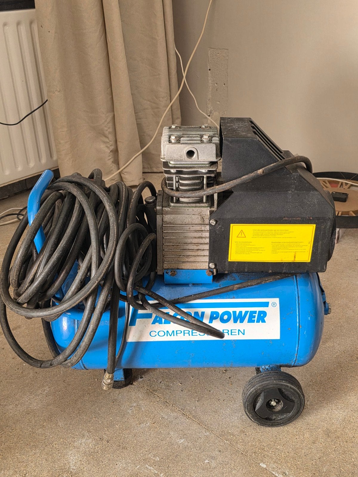 Falon Power Compressor - Mobiel en Krachtig, Ophalen, Gebruikt, 6 tot 10 bar, Minder dan 200 liter/min