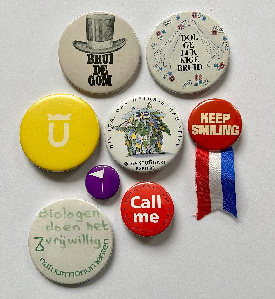 8 buttons waarvan de meeste uit Nederland, Verzamelen, Ophalen of Verzenden, Zo goed als nieuw
