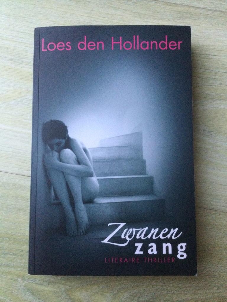 Loes den Hollander - Zwanenzang, Ophalen of Verzenden, Gelezen, Loes den Hollander