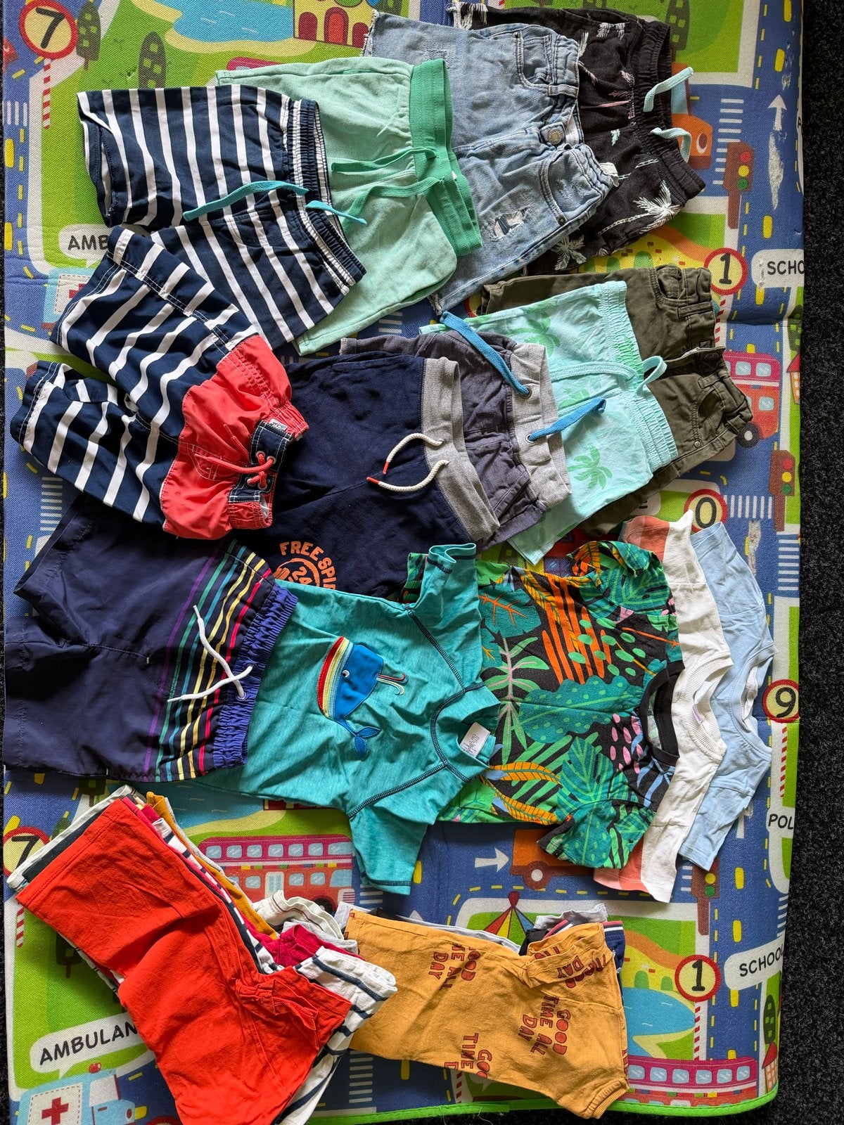 Jongenskleding pakket zwemkleding, shorts en shirts maat 98, Ophalen, Zo goed als nieuw
