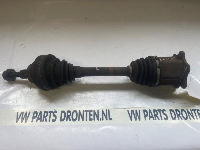 Aandrijfas links-voor van een Volkswagen Passat