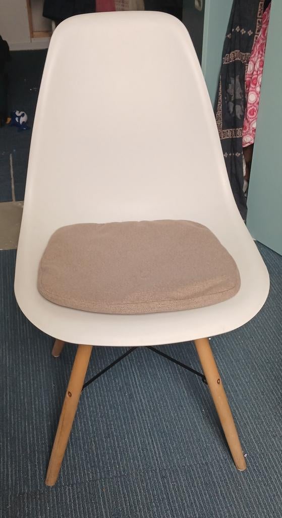 Twee Witte Eames Stijl Stoelen met Houten Poten, Hout, Gebruikt, Twee, Wit