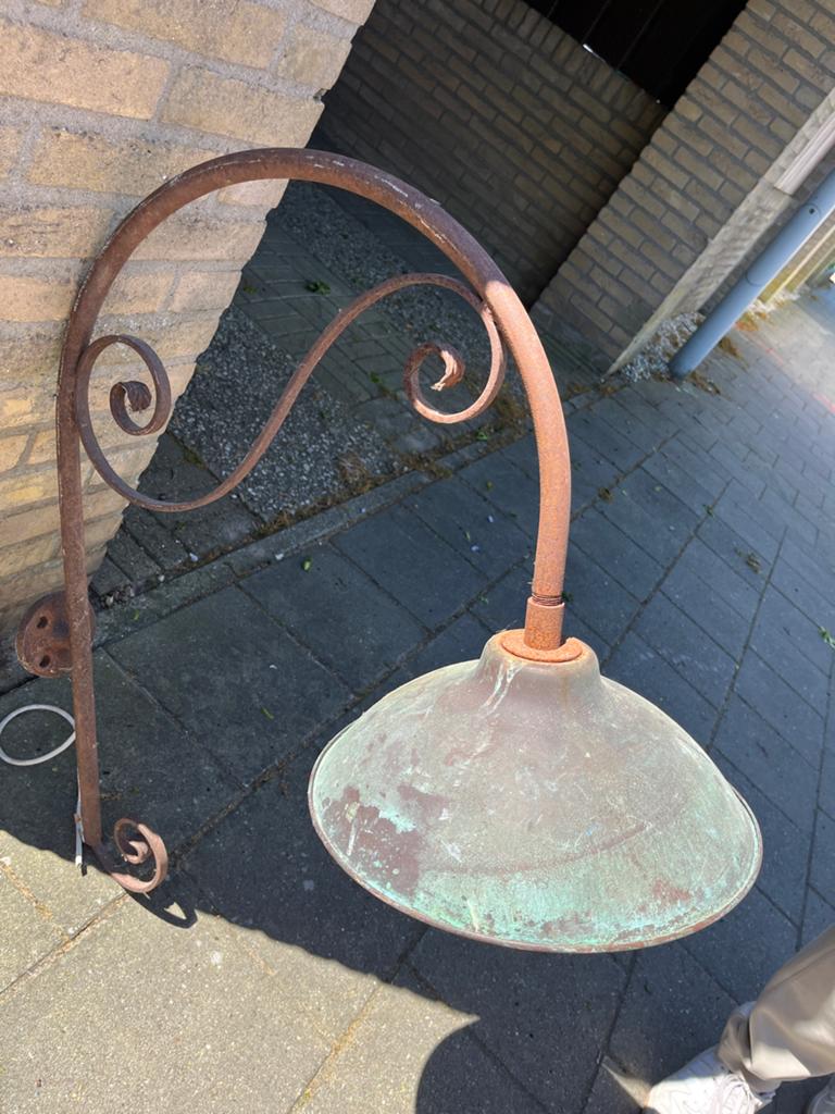 Antieke koperen buitenlamp met sierlijke beugel, Ophalen of Verzenden