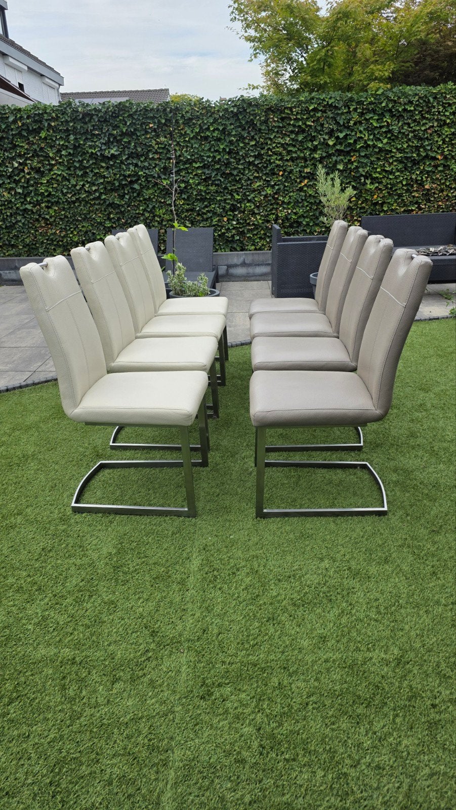 8 leder-look stoelen (4 wit, 4 beige) - z.g.a.n., Kunststof, Wit, Ophalen of Verzenden, Zo goed als nieuw