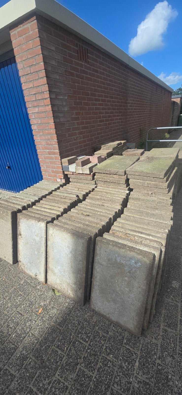 Gratis af te halen: Grote partij gebruikte betontegels, Ophalen, Gebruikt, 10 m² of meer, Beton