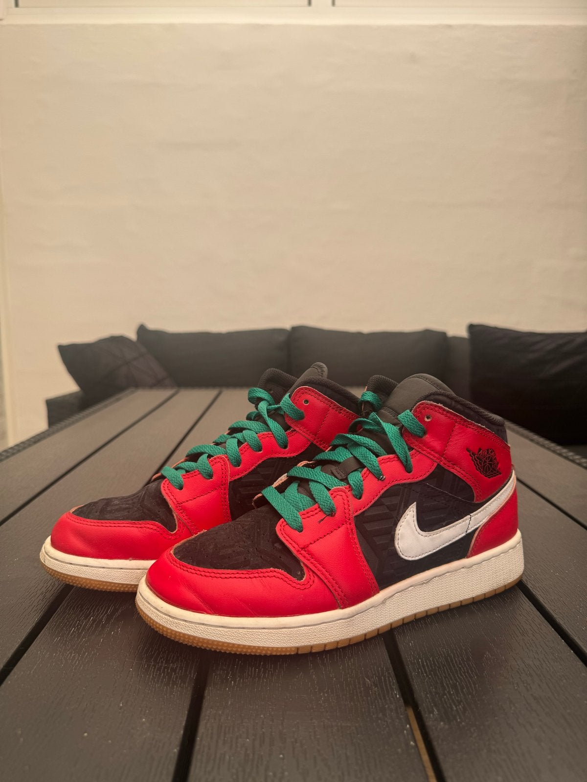 Nike Air Jordan 1 Mid SE 'Christmas', Kleding | Dames, Schoenen, Ophalen of Verzenden, Sneakers of Gympen, Gedragen, Rood