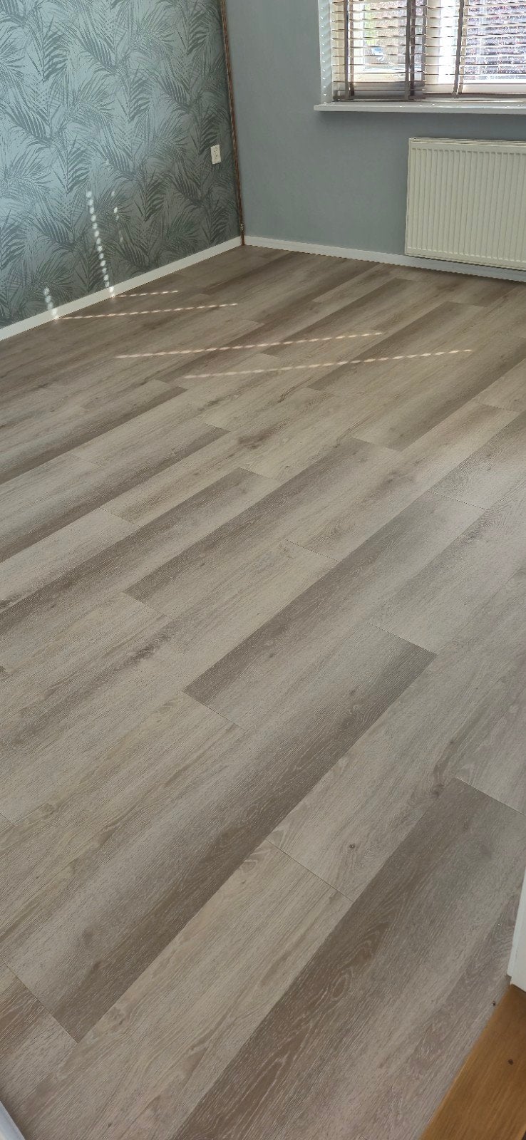 31 pakken PVC click vloer(grijsbruin eiken) + 70m² ondervloe, Ophalen, Kunststof, 50 tot 150 cm, Nieuw