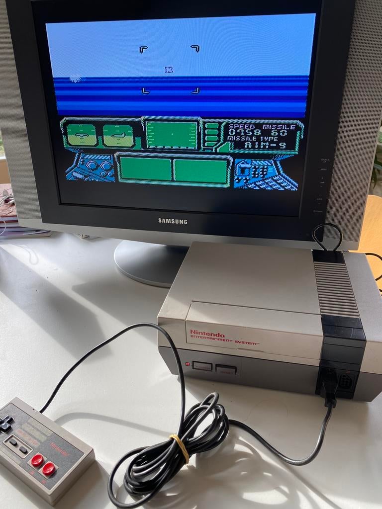 NES Nintendo gameconsole met 1 controller , jaren 80
