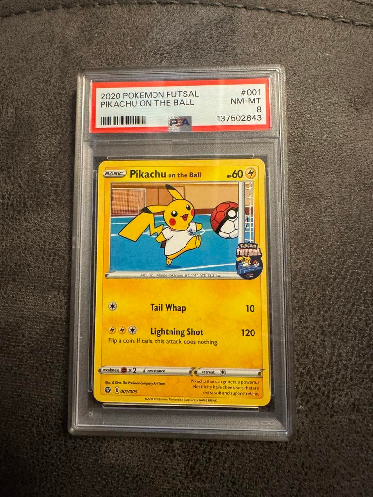 Pikachu on the Ball Promo PSA 8 - 2020 Pokemon Futsal, Hobby en Vrije tijd, Verzamelkaartspellen | Pokémon, Ophalen of Verzenden