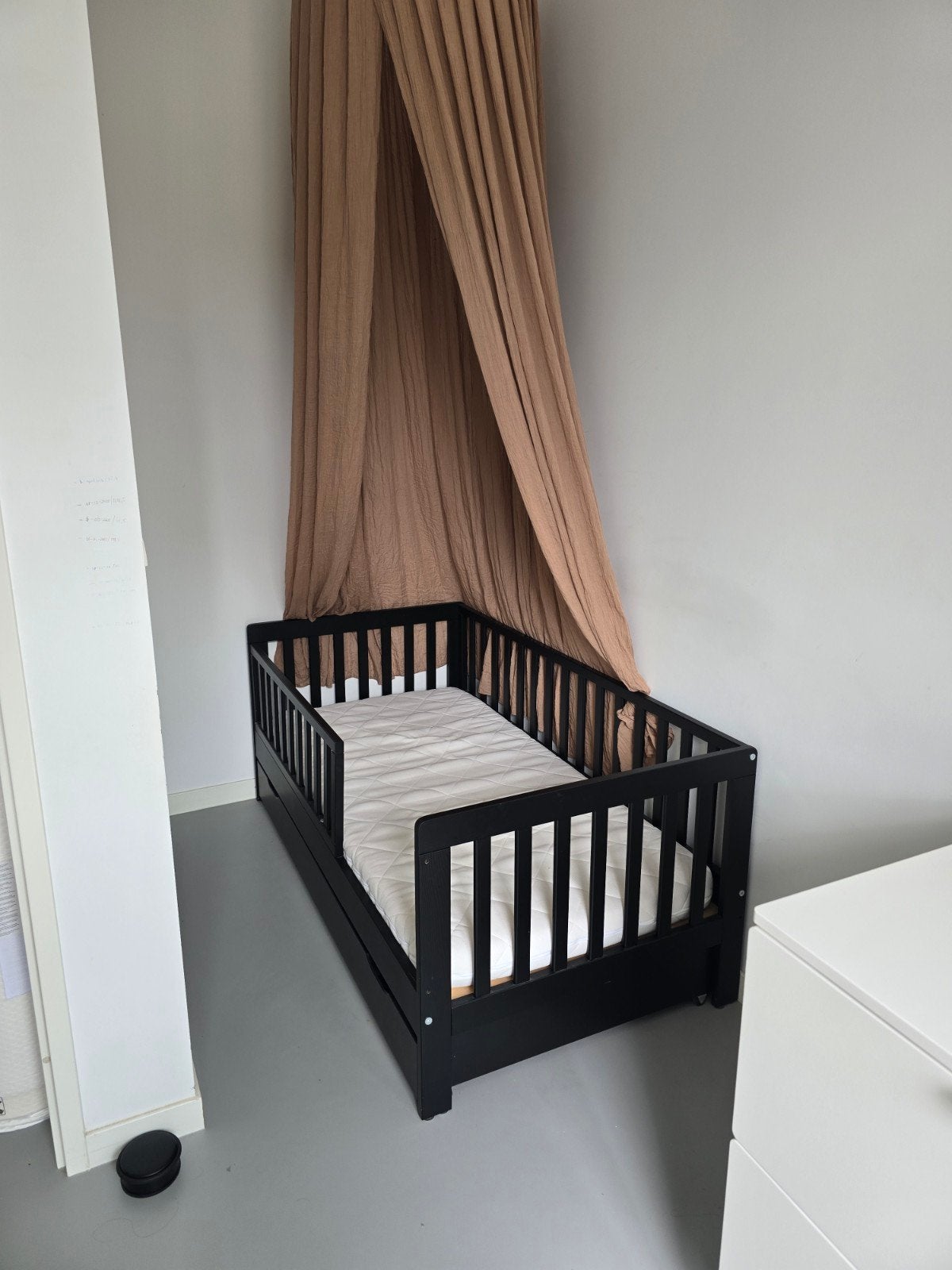 Petit Amelie peuterbed zwart met lade en matras, Kinderen en Baby's, Kinderkamer | Bedden, Gebruikt, 70 tot 85 cm, Matras, 140 tot 160 cm