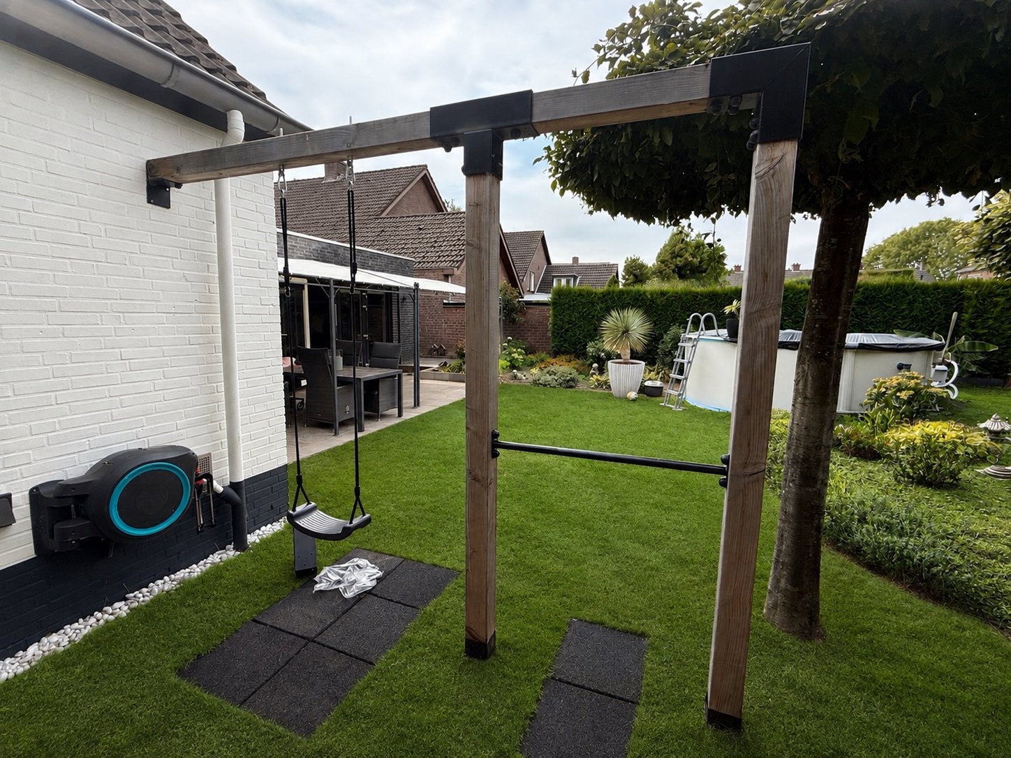 Douglas robuste schommel met duikelrek, Kinderen en Baby's, Speelgoed | Buiten | Speeltoestellen, Ophalen, Zo goed als nieuw, Schommel