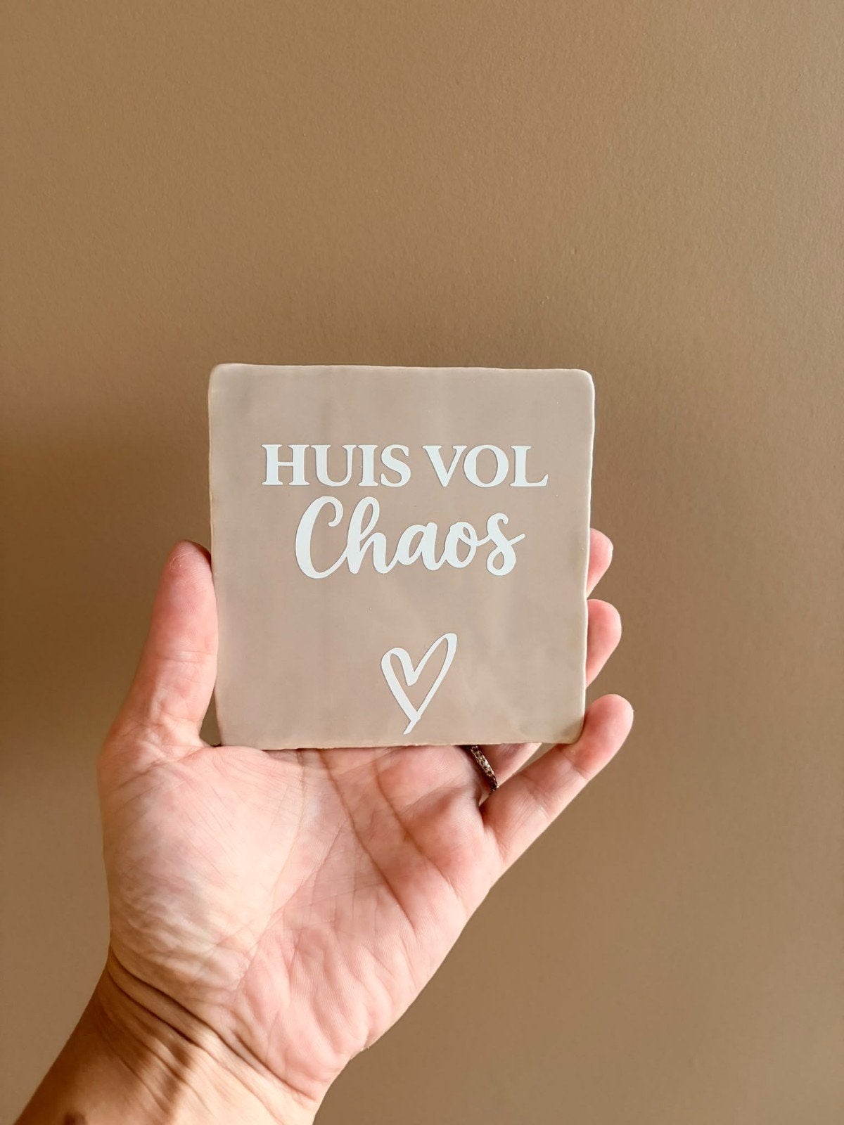 Tegel met tekst - Huis vol Chaos, Huis en Inrichting, Ophalen of Verzenden, Nieuw