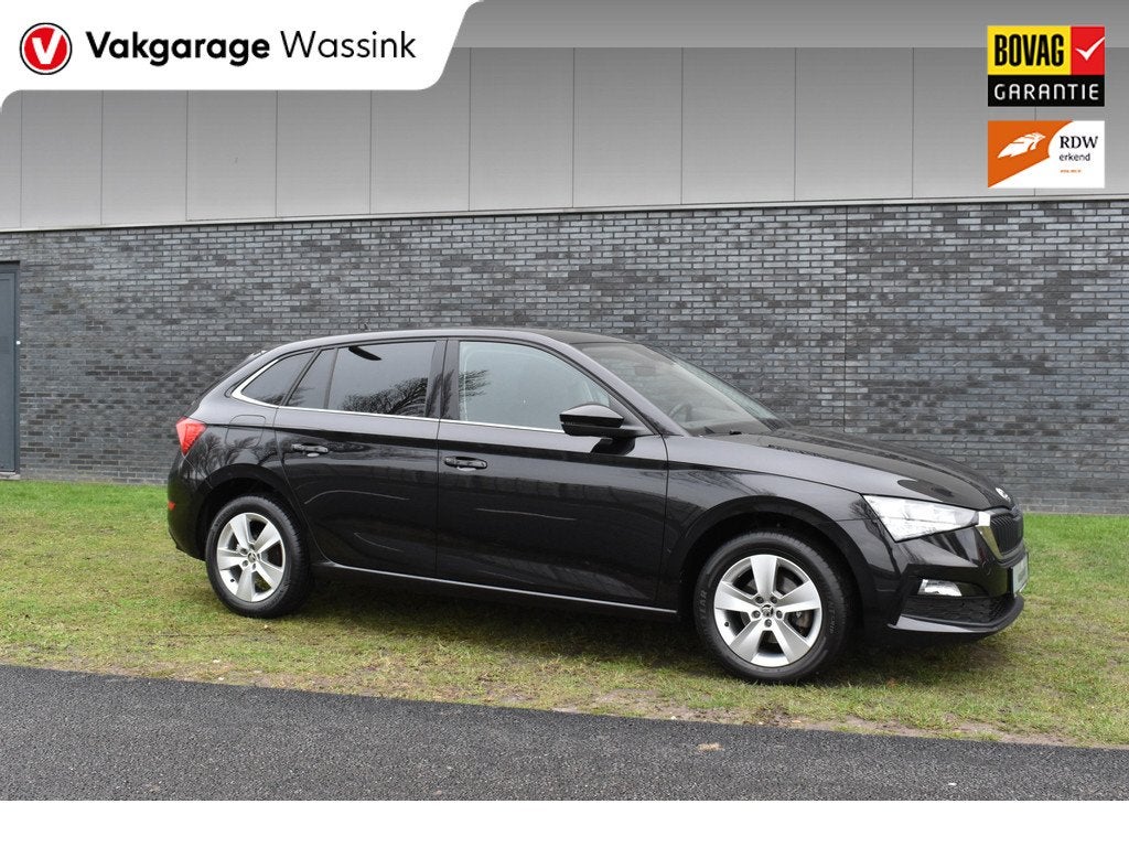 Skoda Scala 1.0 TSI Ambition Automaat Carplay Navigatie Fron, Auto's, Skoda, 12 maanden, Gebruikt, 610 kg, Zwart