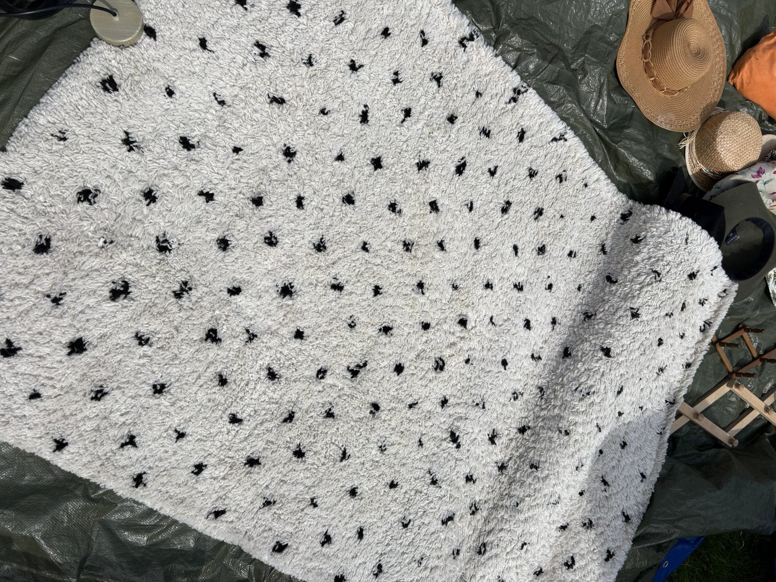 Vloerkleed met stippen wit en zwart, Ophalen, Gebruikt, 100 tot 150 cm, Crème