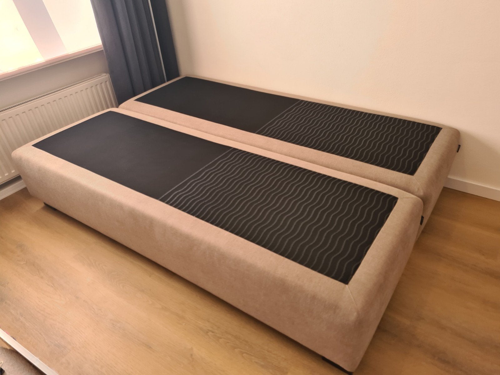 Karlsson Boxspring bedden - 2x eenpersoons (140x200cm), Huis en Inrichting, Beige, Tweepersoons, Zo goed als nieuw, 200 cm