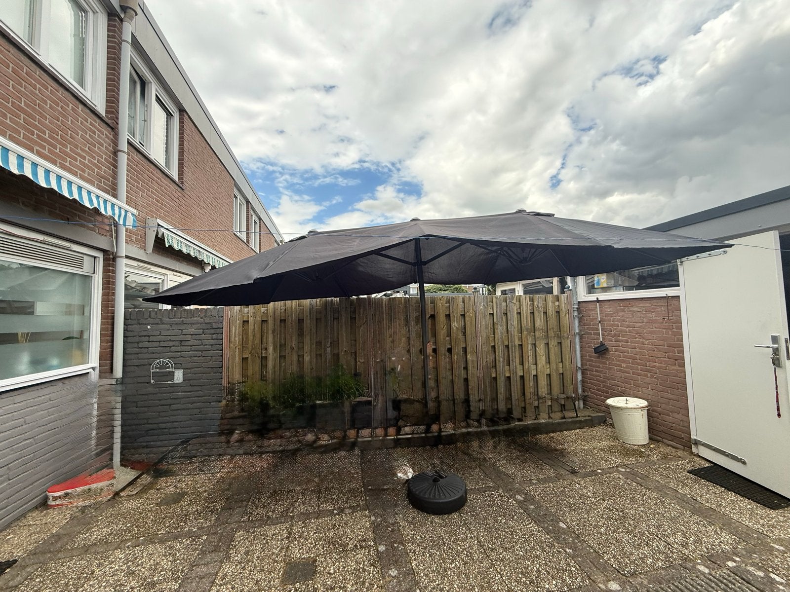 Dubbele parasol met voet - Zwart, Tuin en Terras, Parasols, Ophalen, Verstelbaar, Gebruikt, Stokparasol