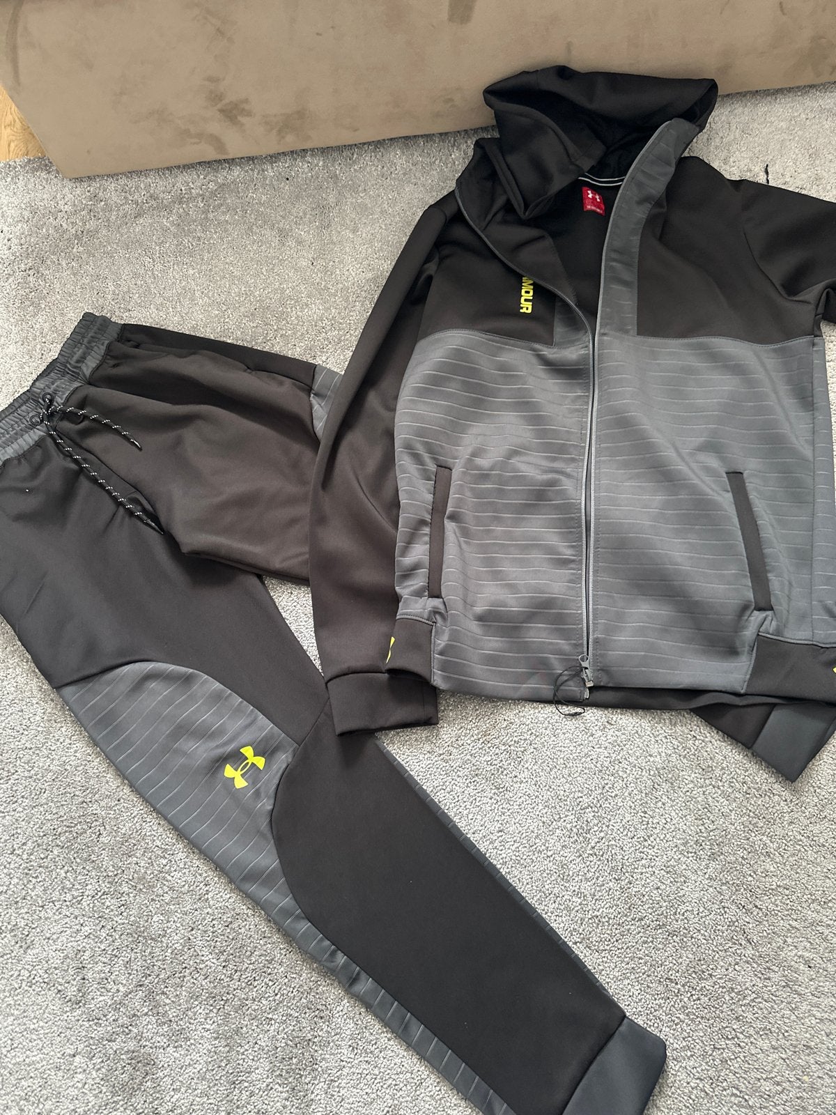Under Armour trainingspak heren - Zwart/Grijs, Fitness, Maat 48/50 (M), Zwart, Ophalen of Verzenden
