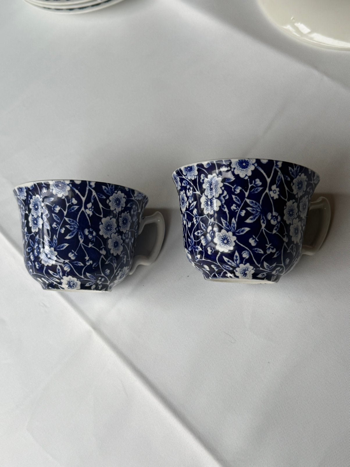2 Vintage Burleigh England Blue Calico Theekoppen, Antiek en Kunst, Ophalen of Verzenden