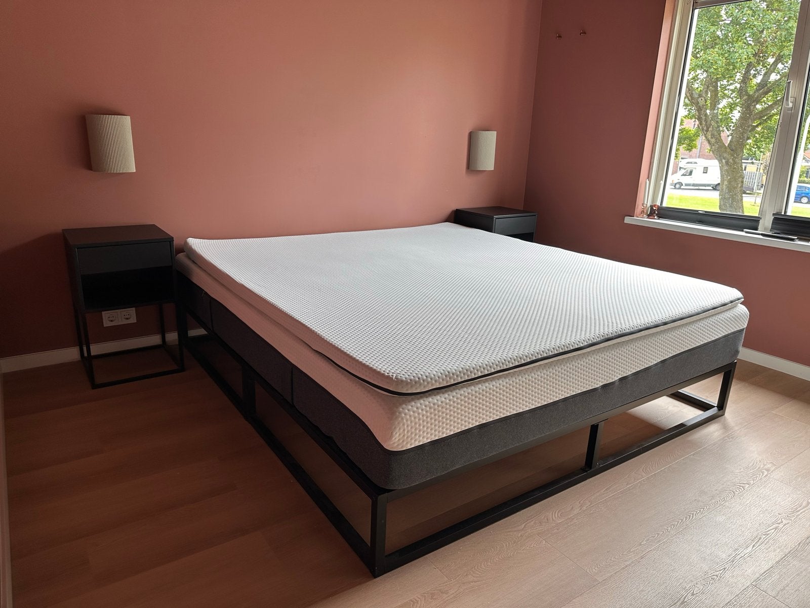 Emma bed 180x200 met topper en 2 nachtkastjes, Ophalen, Zwart, Tweepersoons, Zo goed als nieuw