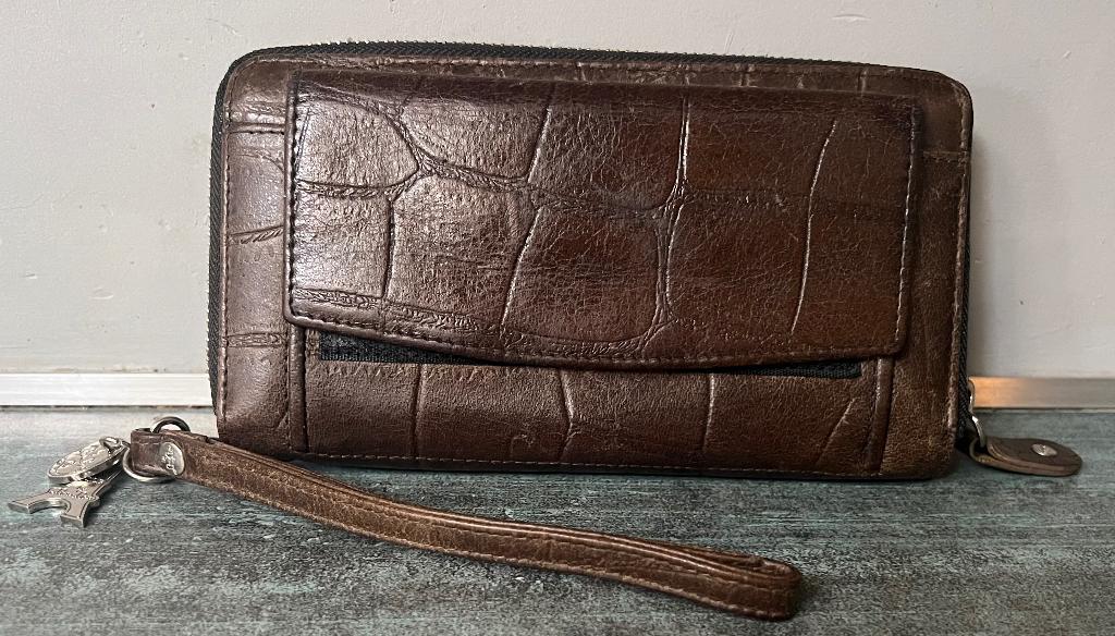 By LouLou. Leren croco portemonnee., Sieraden, Tassen en Uiterlijk, Portemonnees, Ophalen of Verzenden, Zo goed als nieuw, Bruin