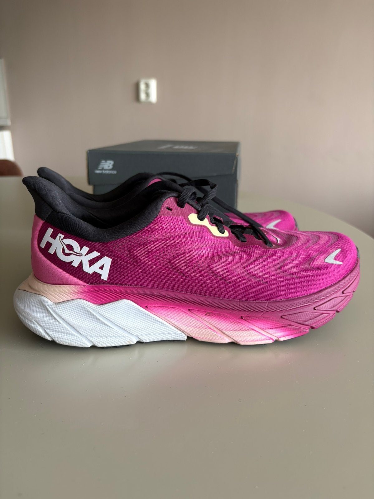 Hoka arhari 6 roze, Ophalen, Zo goed als nieuw, Hardloopschoenen, Overige merken