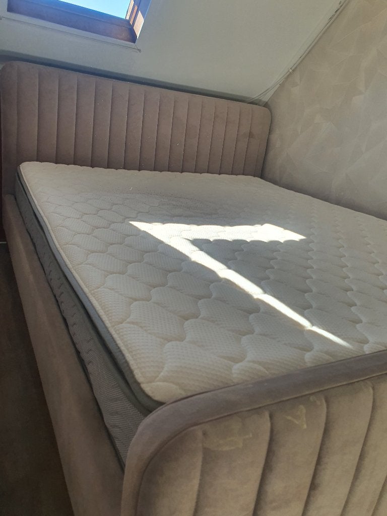 Stijlvol tweepersoonsbed met gestoffeerd hoofdbord, Ophalen, Modern, Gestoffeerd, Beige, Tweepersoons