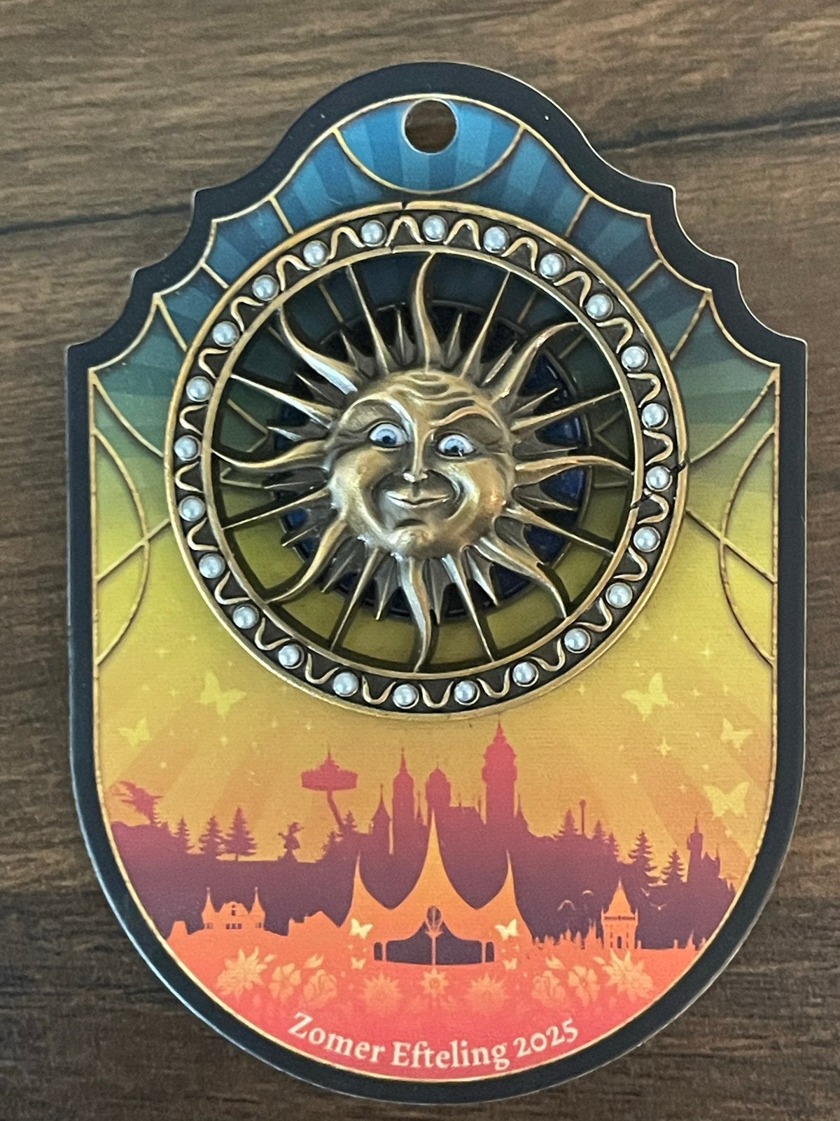 Efteling Zomer 2025 Pin - Zon met parels, Verzamelen, Ophalen of Verzenden, Zo goed als nieuw, Button of Speldje