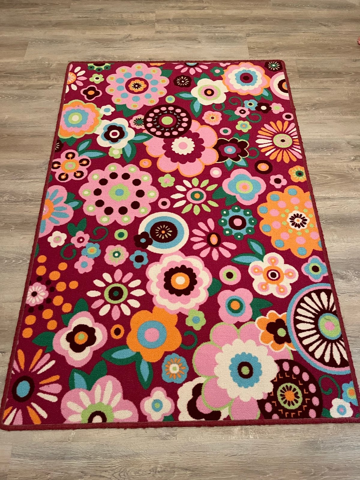 Vrolijk bloemenkleed - roze/rood met kleurrijke bloemen, 100 tot 150 cm, Zo goed als nieuw, Rechthoekig, Rood