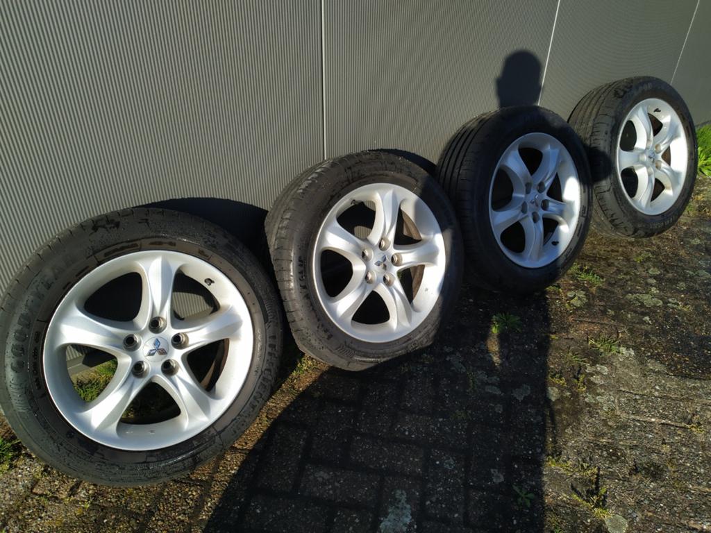 Mitsubishi lichtmetalen velgen en banden, Ophalen, 17 inch, 215 mm, Zomerbanden