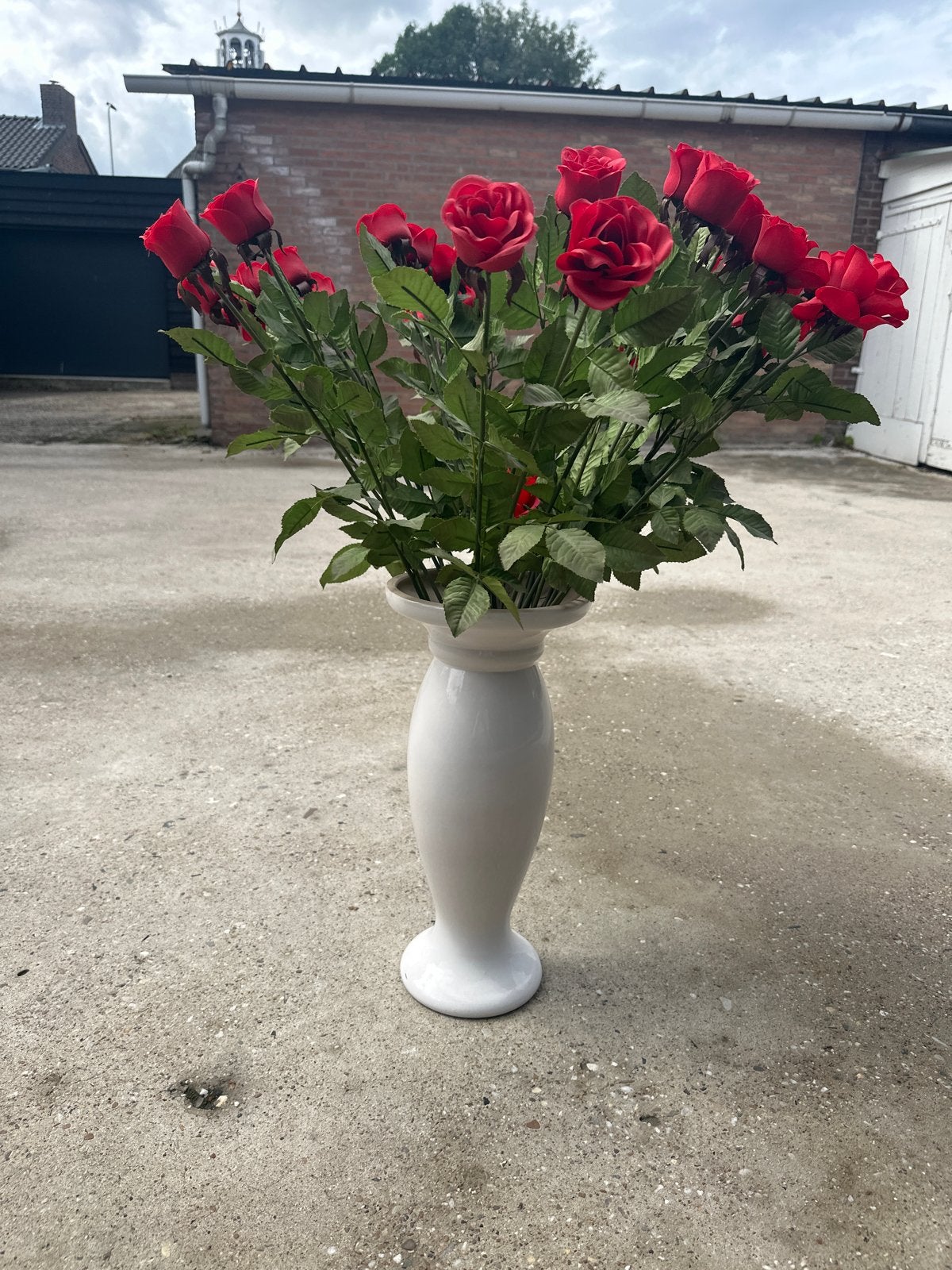 Grote vaas met 30 rode kunst rozen, Ophalen, Zo goed als nieuw, Inclusief decoratie, Wit