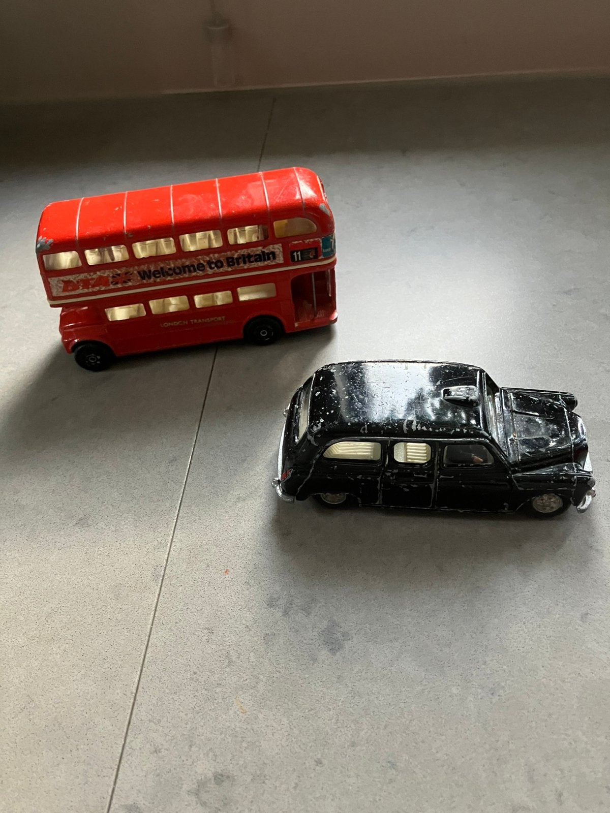 Engelse dubbeldekker bus Corgi en taxi Austin Dinky, Ophalen of Verzenden, Zo goed als nieuw, Auto, Corgi