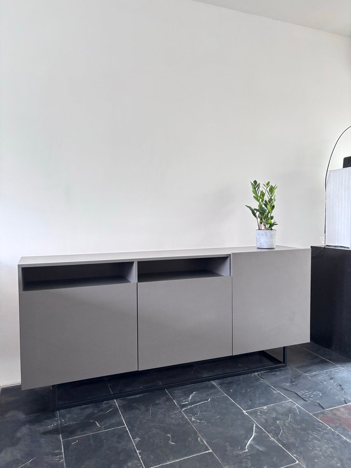 Dressoir grijs met metalen frame, Ophalen, 150 tot 200 cm, Zo goed als nieuw, Minder dan 100 cm