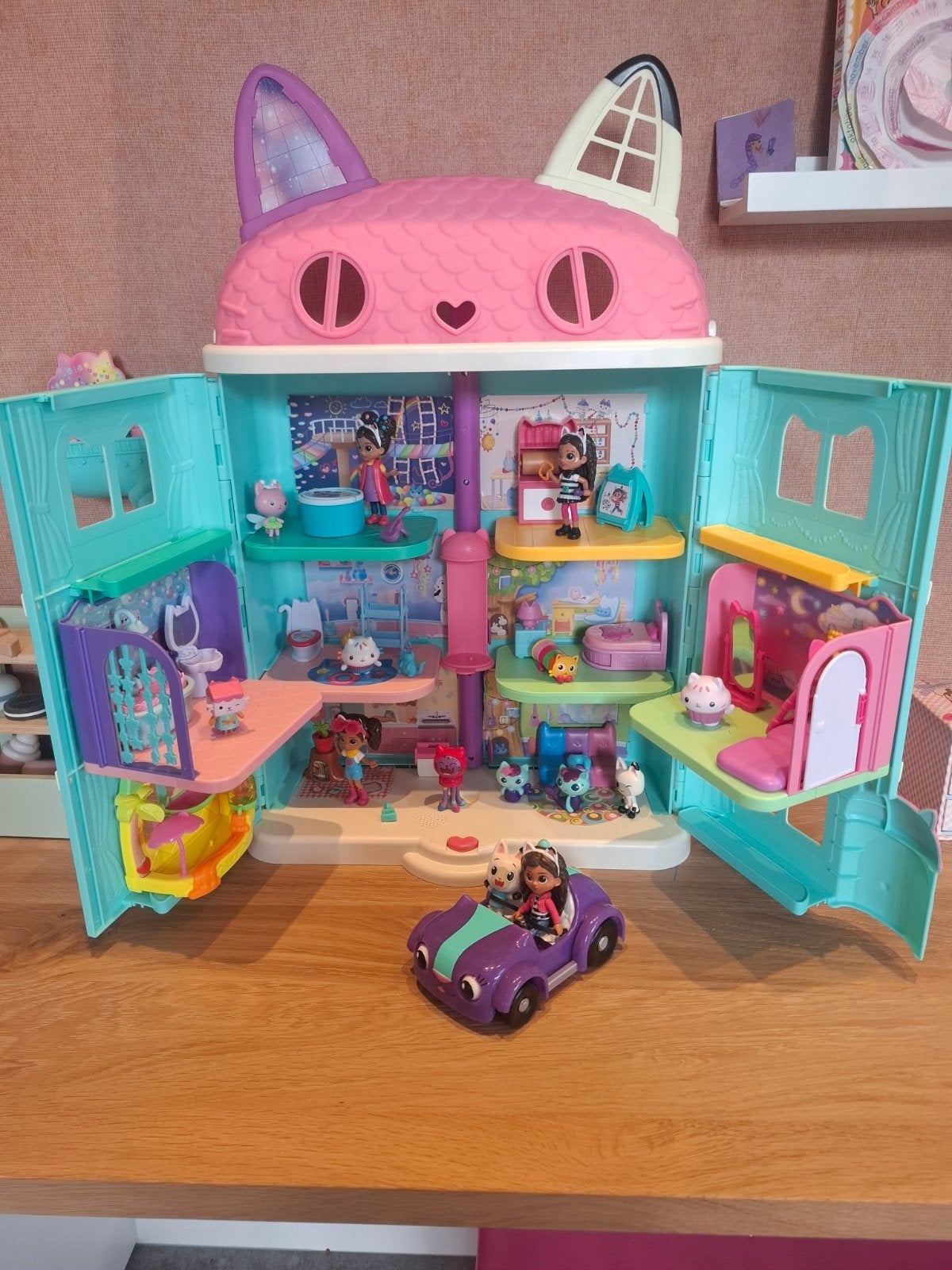 Gabby's Poppenhuis met accessoires en auto, Ophalen, Gebruikt, Poppenhuis